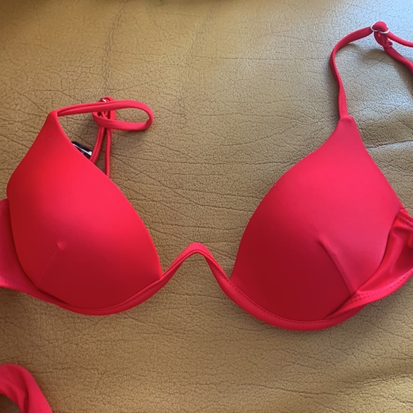 Bikinis - Picture 13 of 16